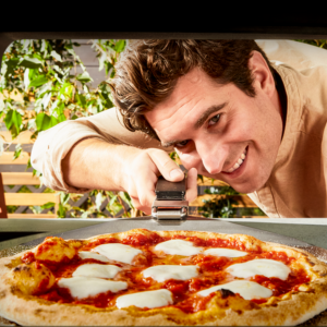 Tefal Pizza Pronto - Stone and fire-baked pizzaDesigned to optimise heat retention, your Pizza Pronto reaches 400°C in just 15 minutes
