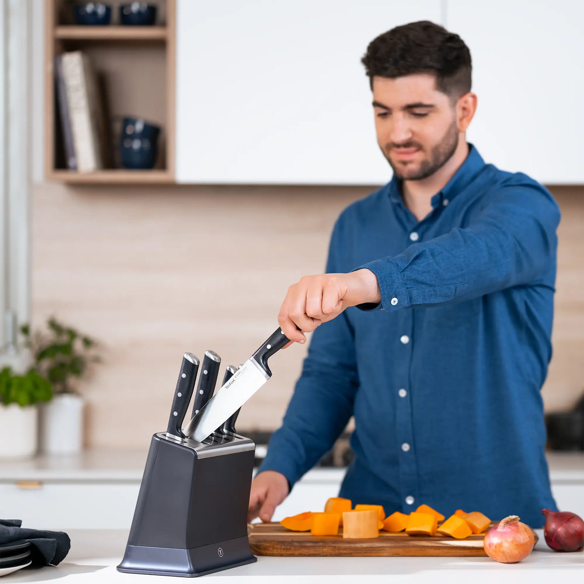 Tefal Eversharp Pro Knife Block 5pc Set + Block with Integrated Sharpener - Man removing knife from knife block