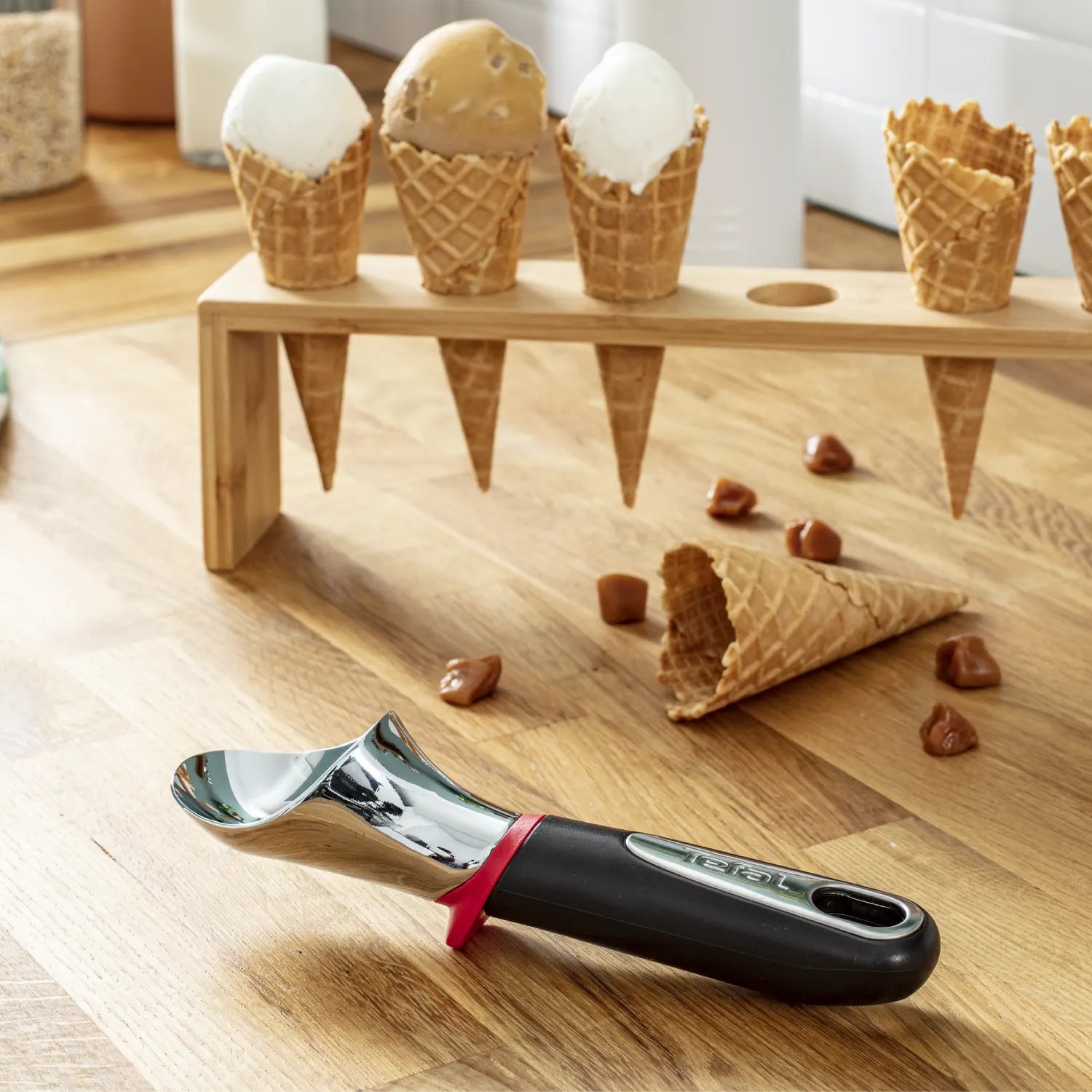Tefal Ingenio Icecream Spoon K2072214 in use
