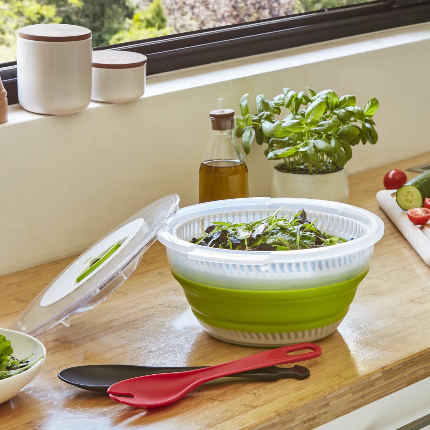 Tefal Collapsible Salad Spinner 4L K2520155 in use