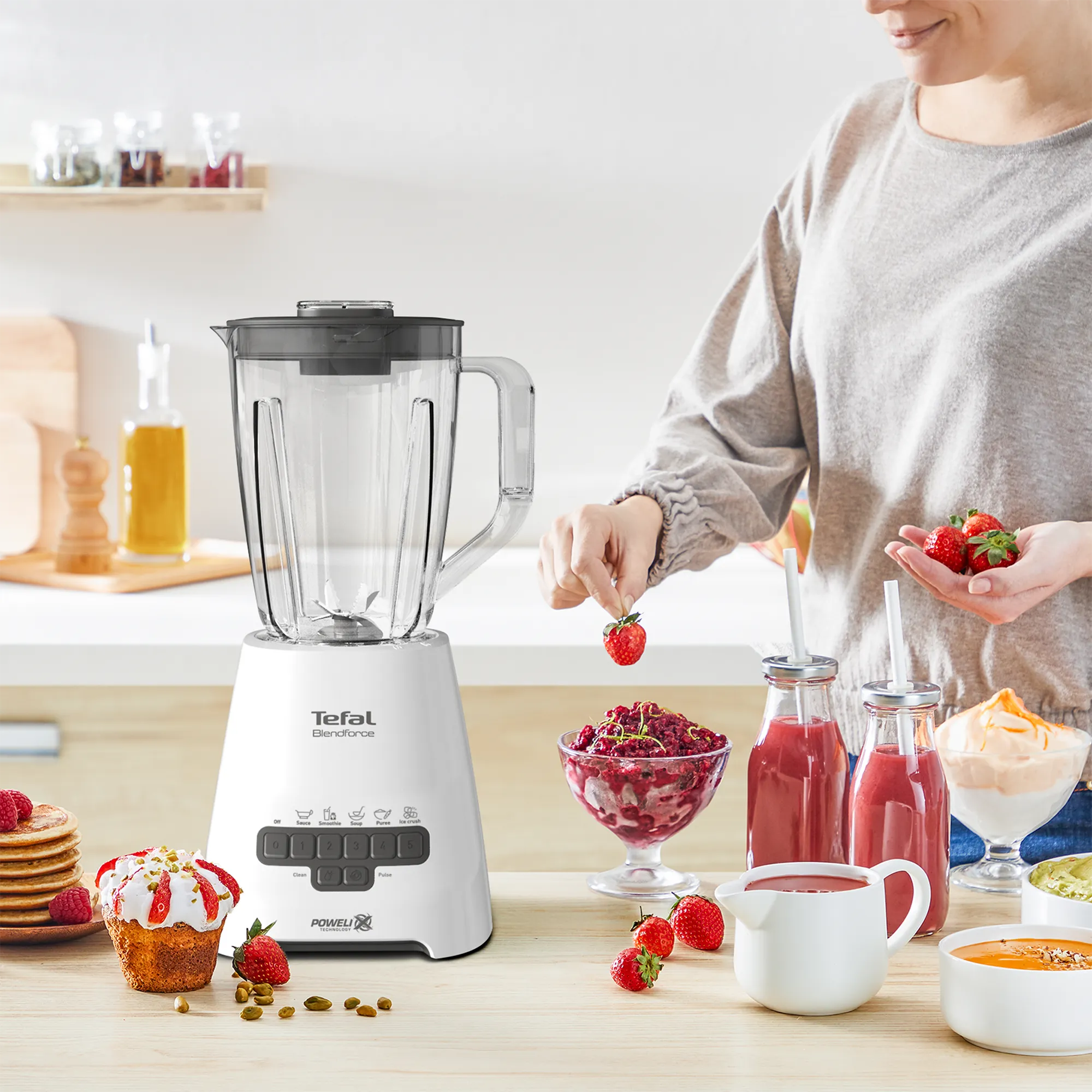 Tefal Blendforce 2 Piano Blender BL477 blending strawberries
