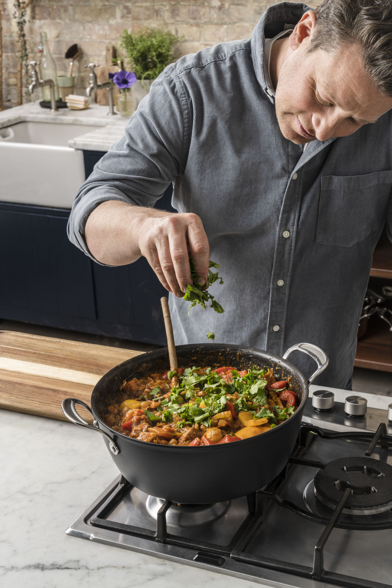 Jamie Oliver by Tefal Cooks Classic Induction Hard Anodised Big Batch Pan 30cm/7.2L + Lid