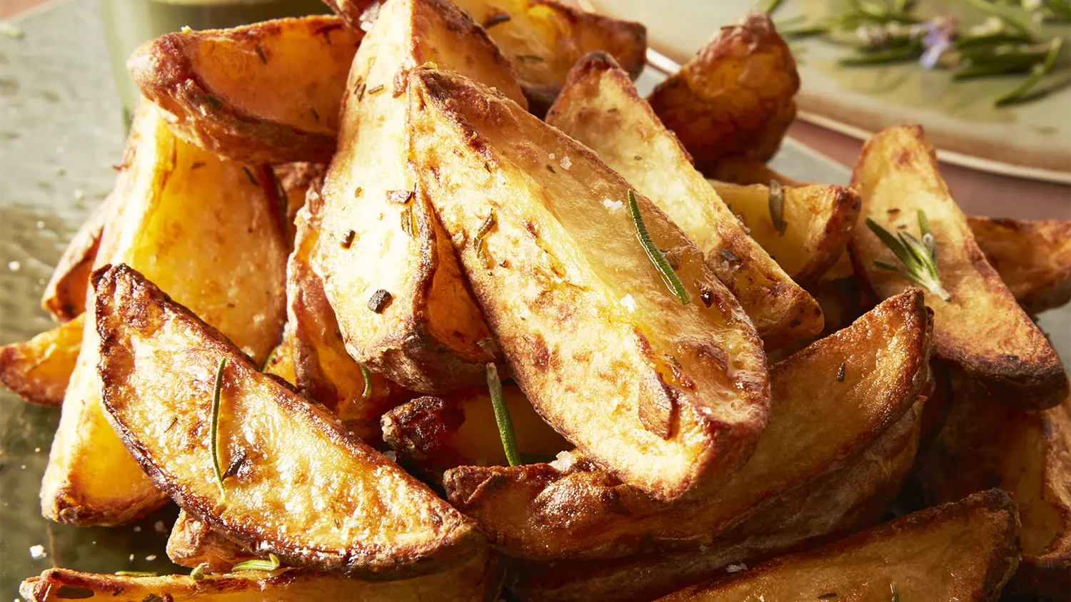 Crispy Potato Wedges with Roasted Garlic Sauce