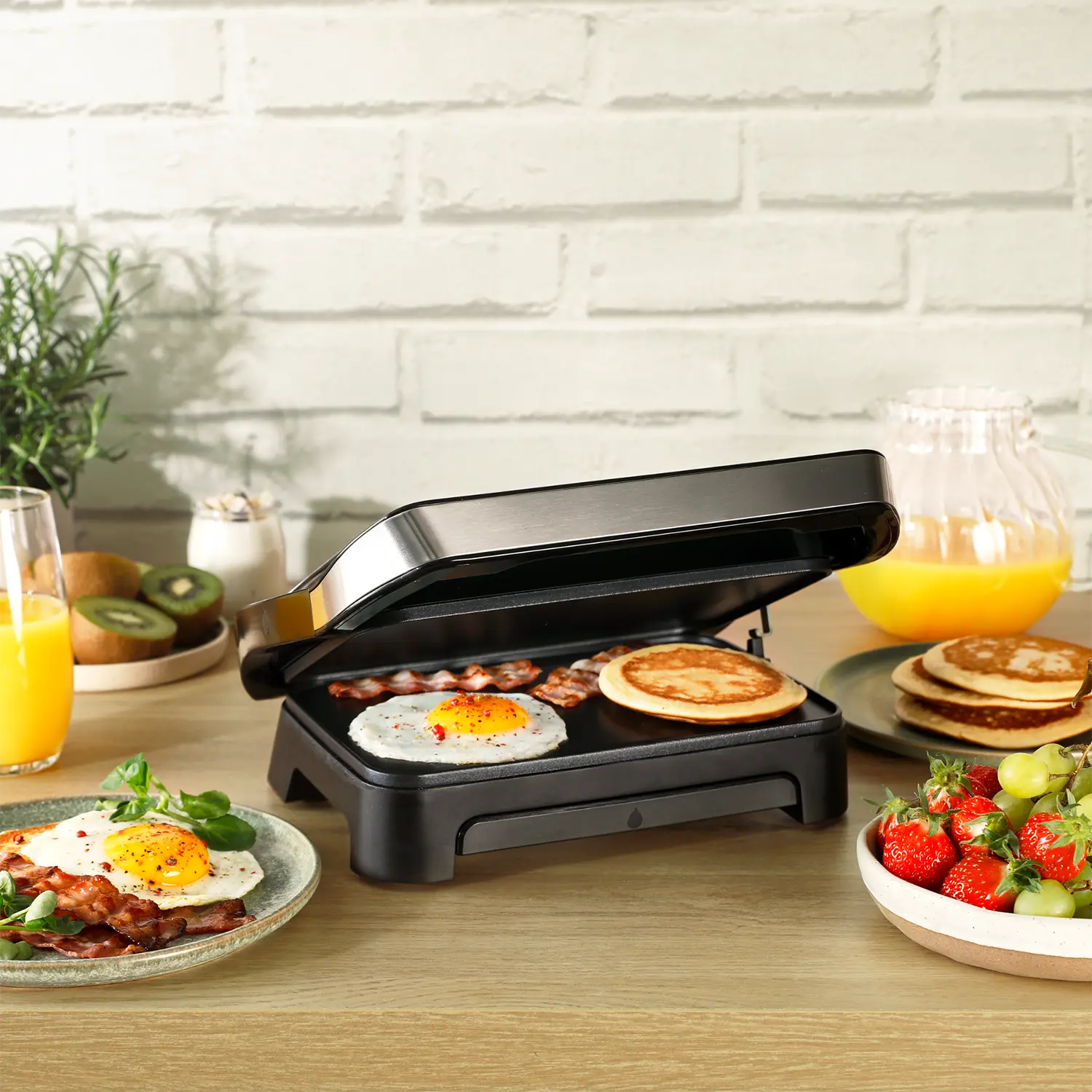 Tefal Inicio Compact Sandwich Press 2-Slice GC27A8 with egg and pancake