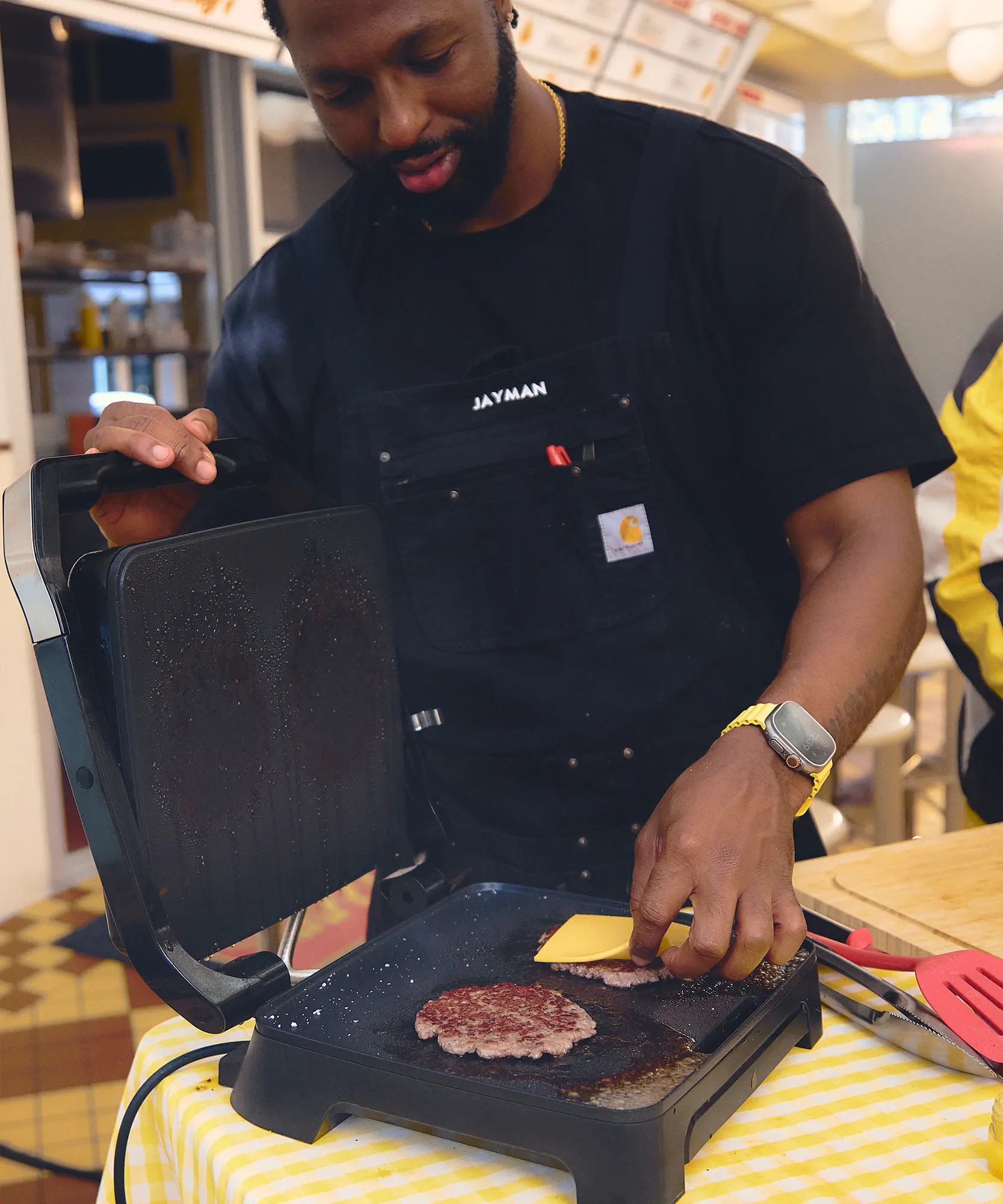 Jesse Orleans from Happyfield preparing smash burger in Tefal Inicio sandwich press
